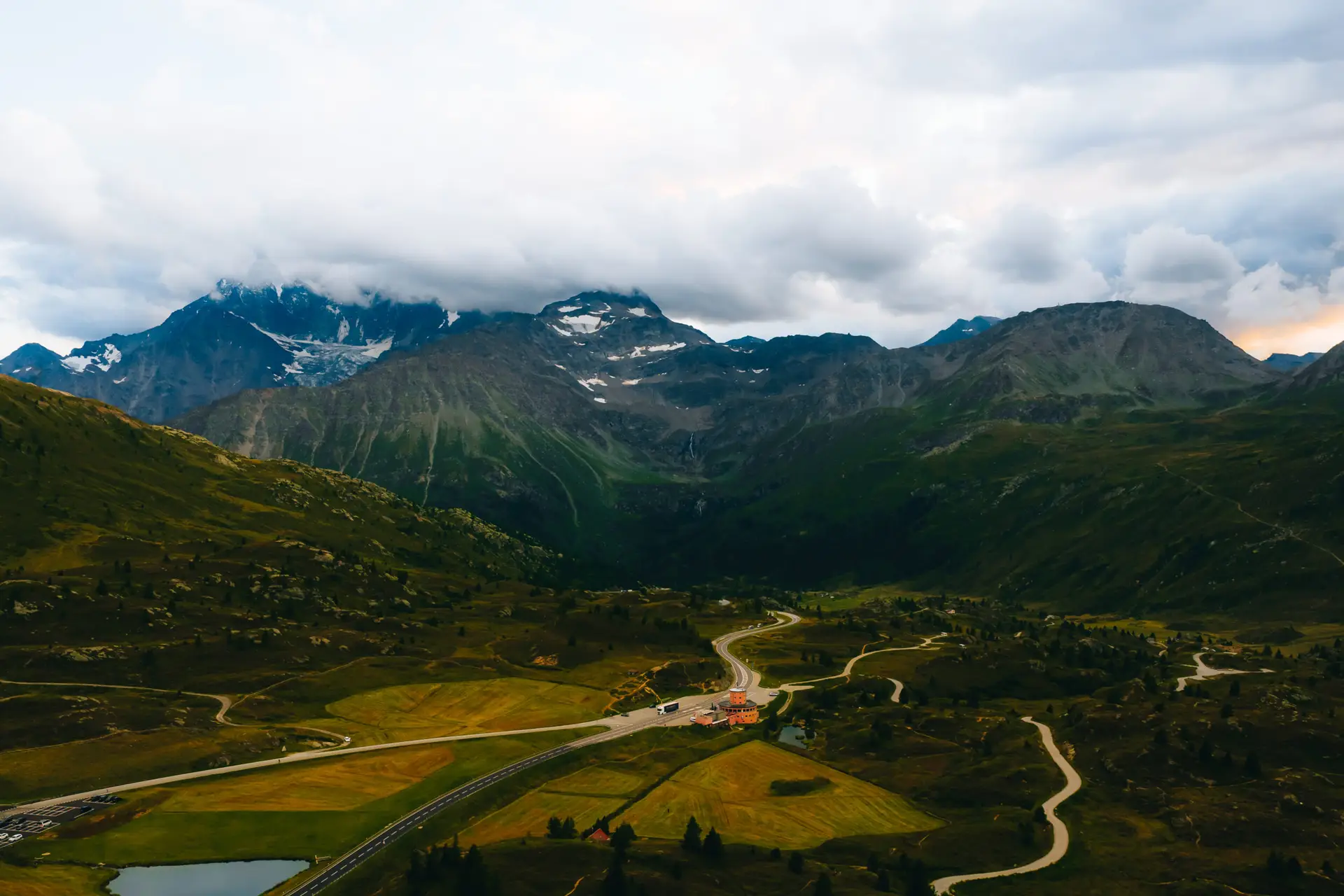Estrada de moto pelos Alpes — paisagem dos passes europeus