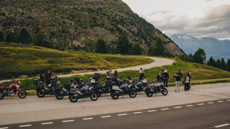 Tour de moto pelos Alpes — logística de viagem internacional com BMW Motorrad