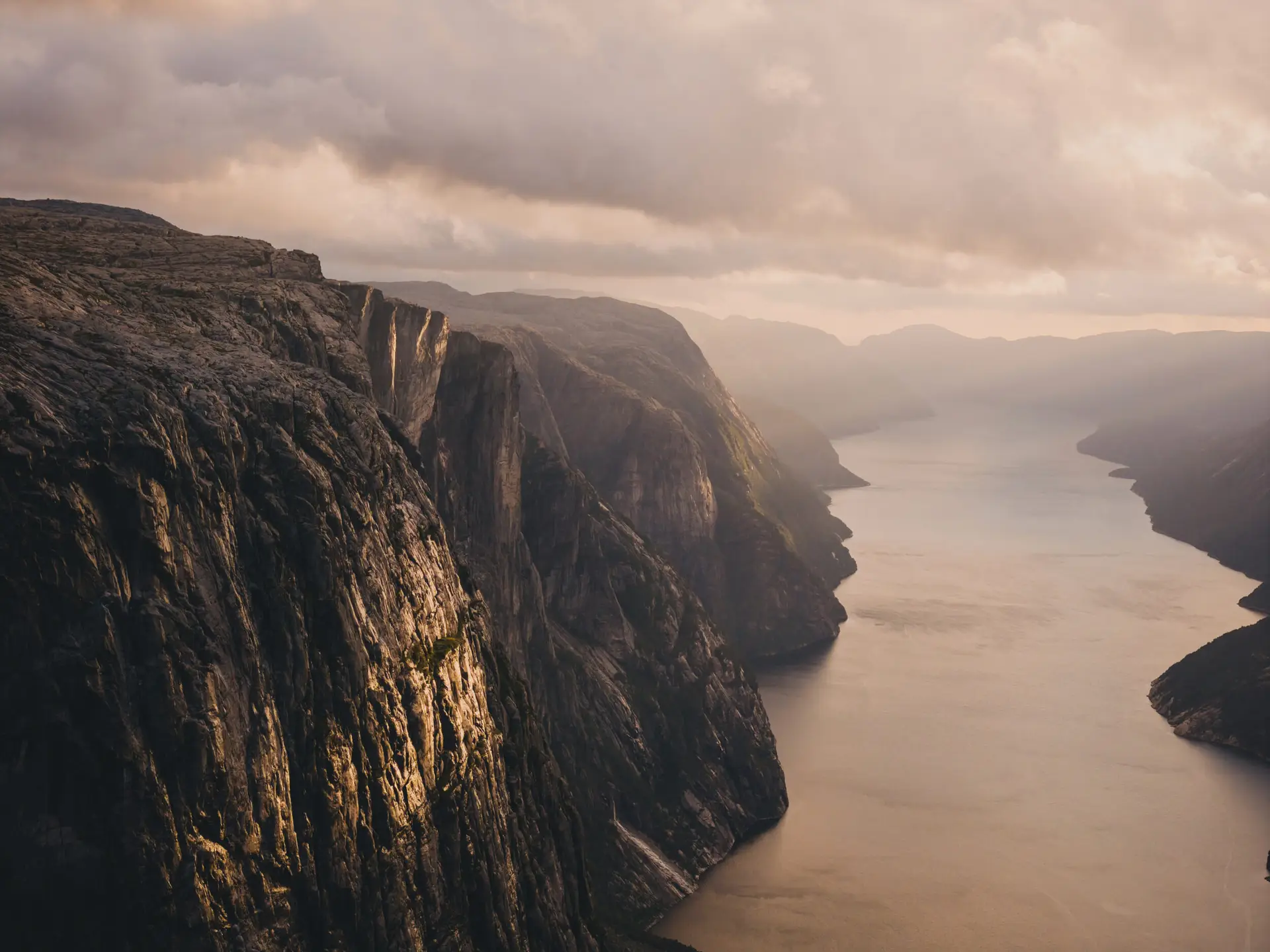 Trollstigen e Lofoten — estradas da Noruega de moto