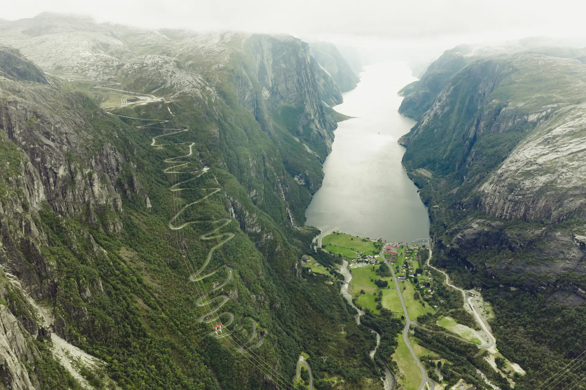 Fjorde norueguês com BMW na beira — viagem UpSerra Escandinávia