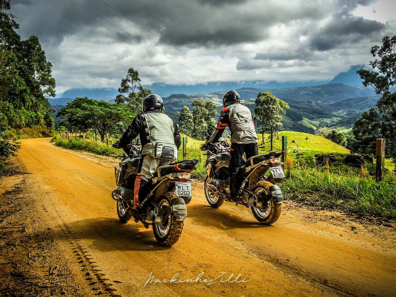 Duas motos BMW em estrada de terra de Urubici sob nuvens carregadas