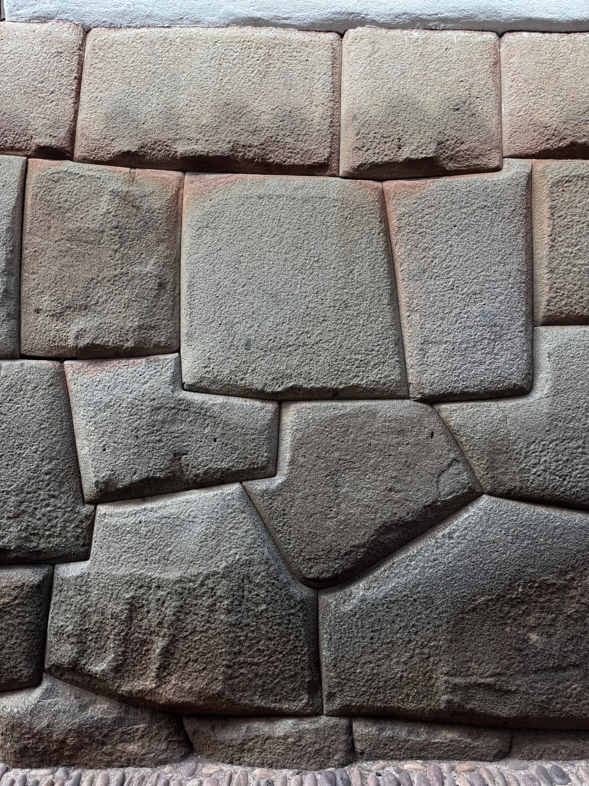 Detalhe de muro inca com blocos de pedra encaixados sem argamassa