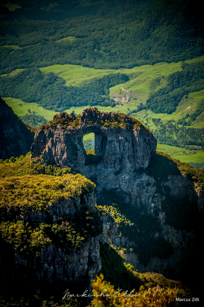 Morro da Igreja em Urubici — formação rochosa com arco natural a 1.822m de altitude, o ponto mais alto habitado do Brasil