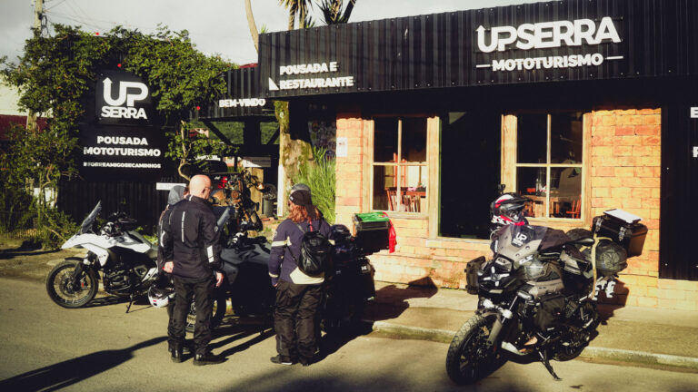 Fachada da Pousada UpSerra em Urubici com motos BMW estacionadas na frente