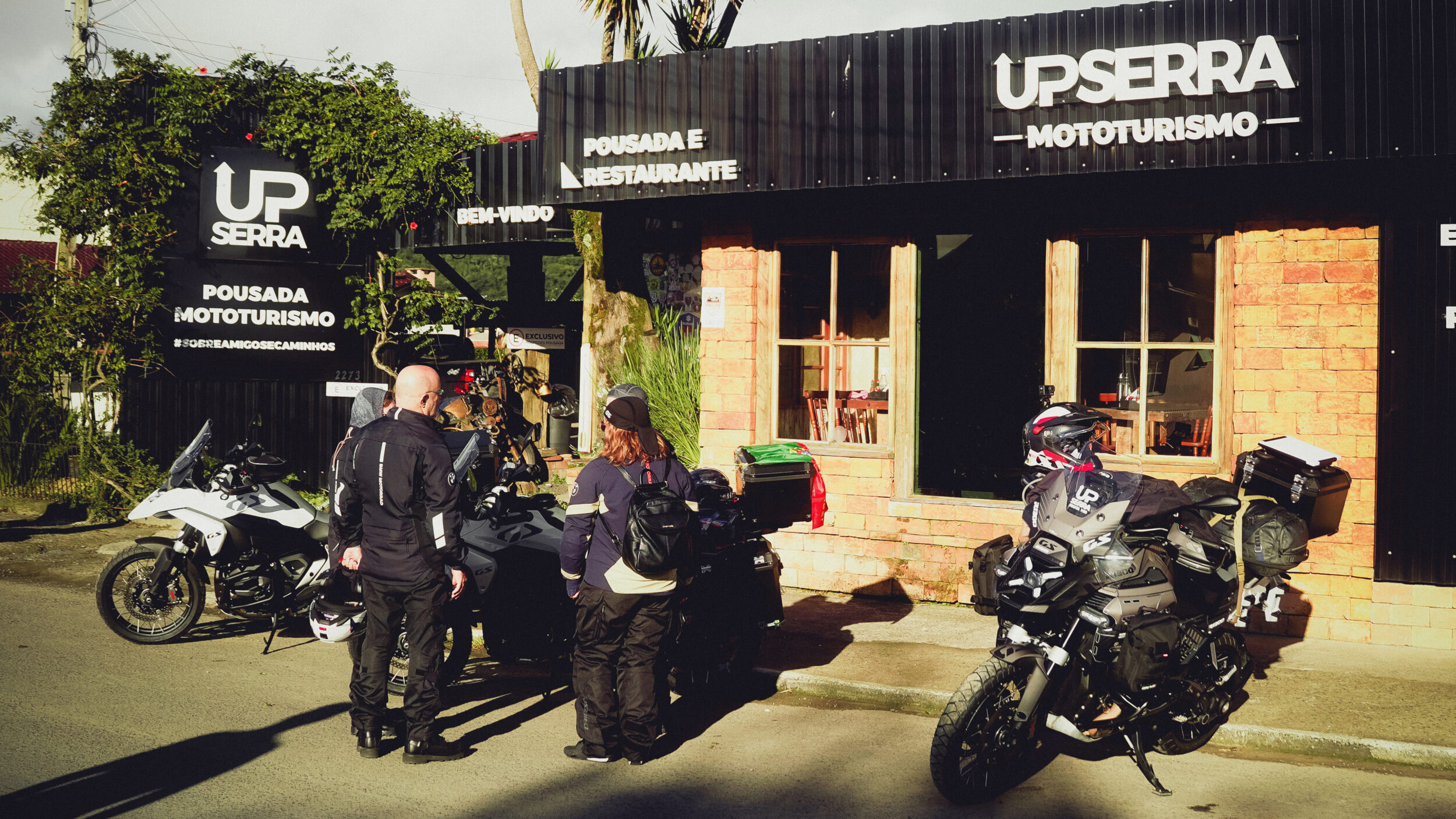 Fachada da Pousada UpSerra em Urubici com motos BMW estacionadas na frente