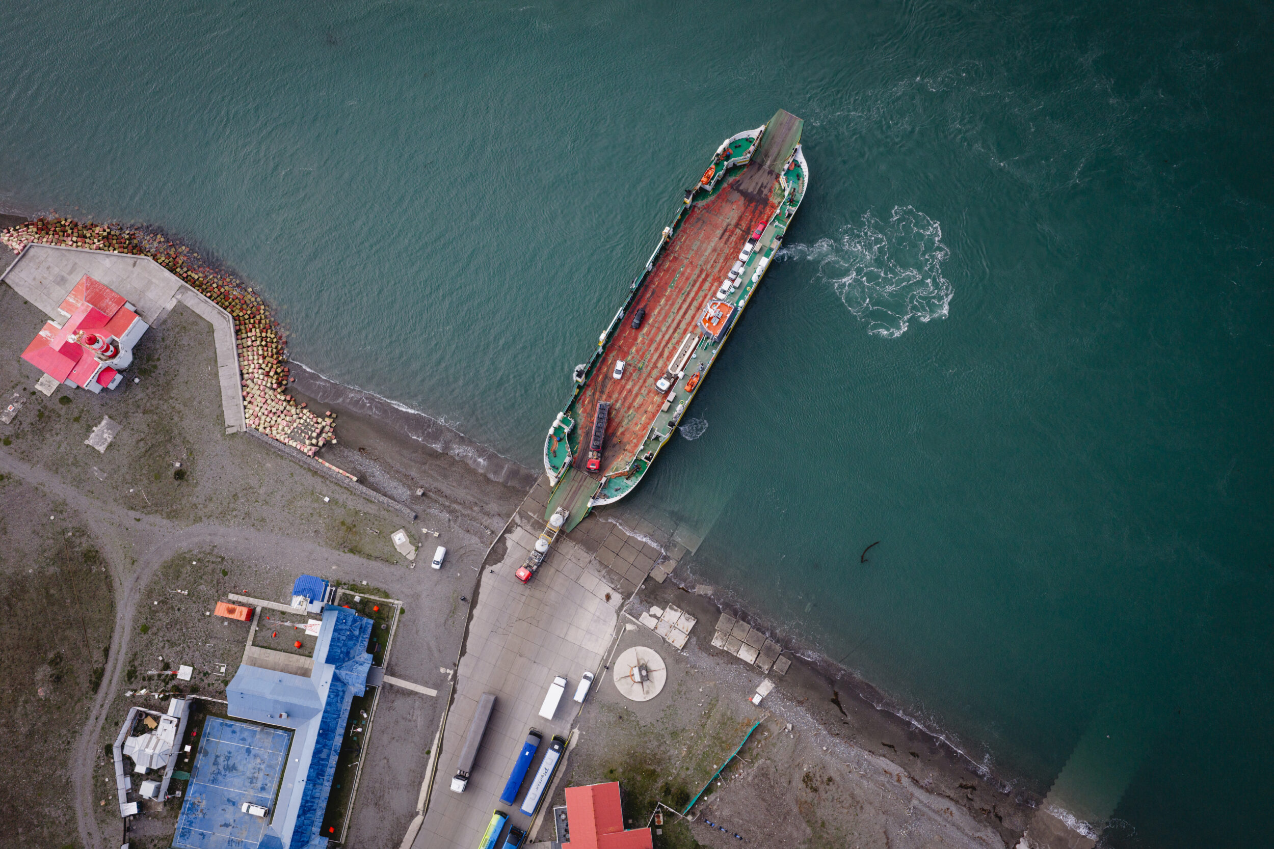 Balsa vista aérea atracando no porto de Punta Delgada no Estreito de Magalhães