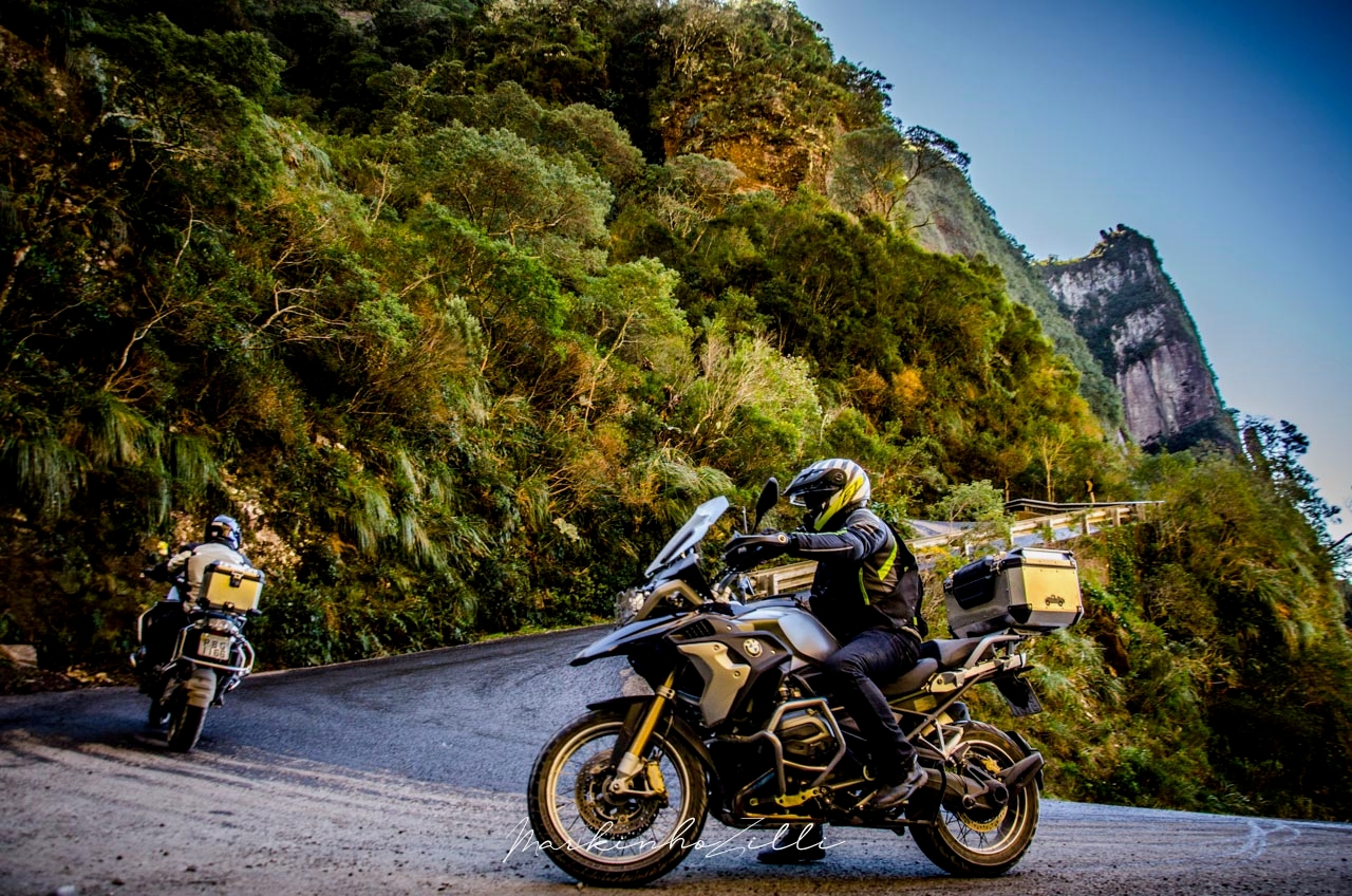 BMW na Serra do Corvo Branco em Urubici — estrada serpenteando entre paredões de arenito no portal rochoso mais fotografado da Serra Catarinense