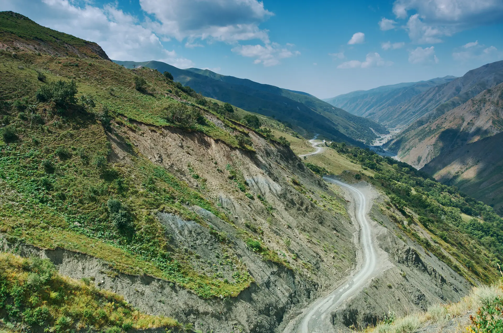 Estrada de montanha no passo de Kaldama, Quirguistao