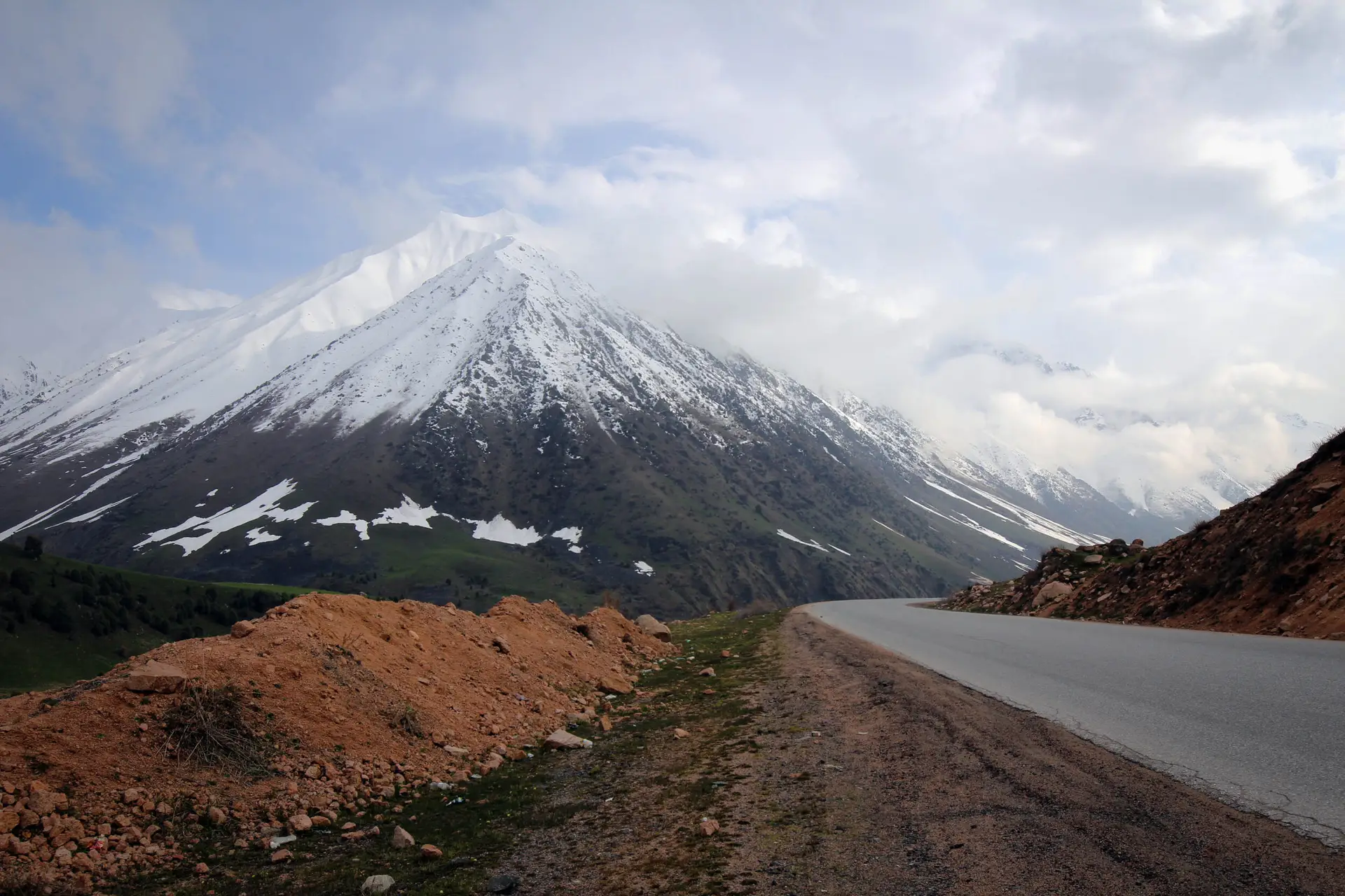 Passo de montanha Too-Ashuu com picos nevados, Quirguistao