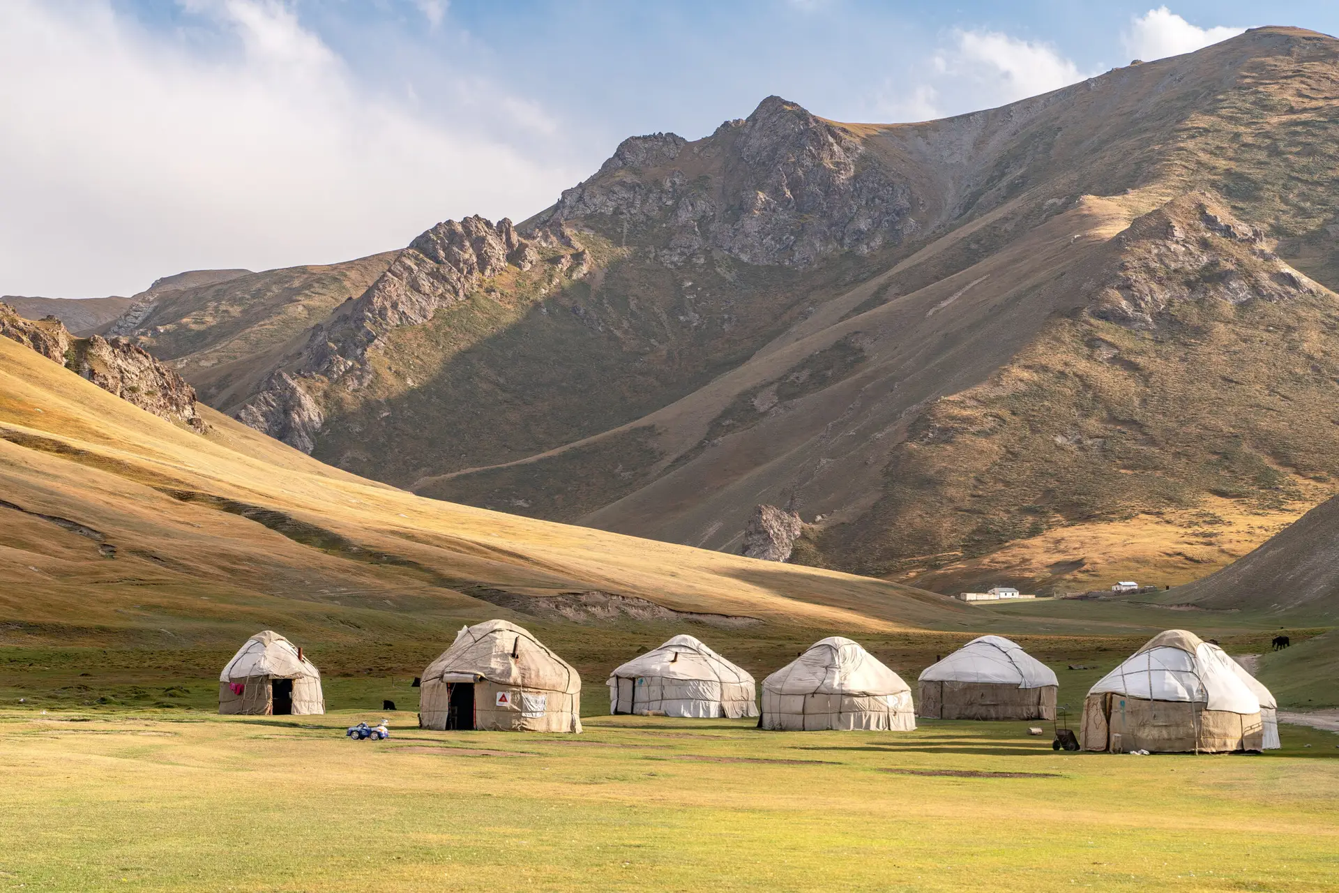 Acampamento de yurts em Tash Rabat, Quirguistao