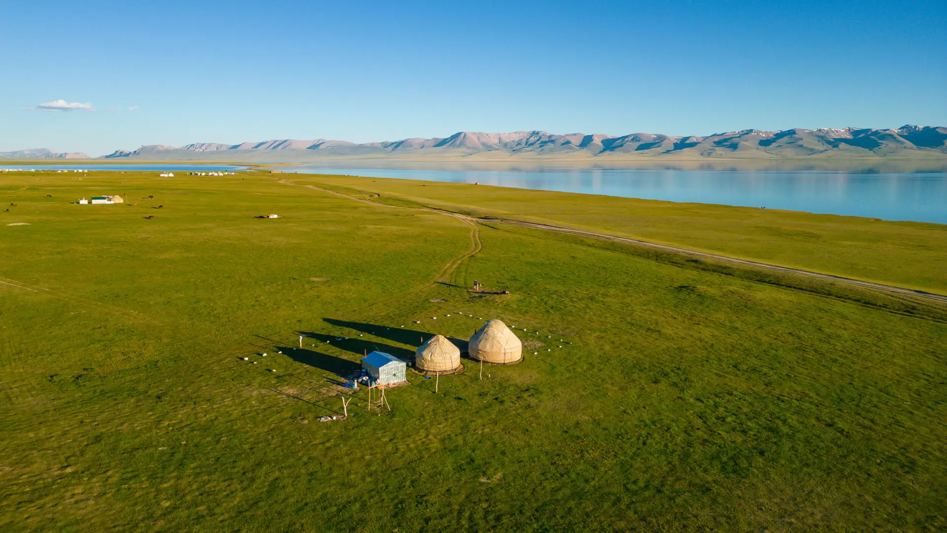 Lago Song-Kul visto de cima, nas montanhas Tian Shan