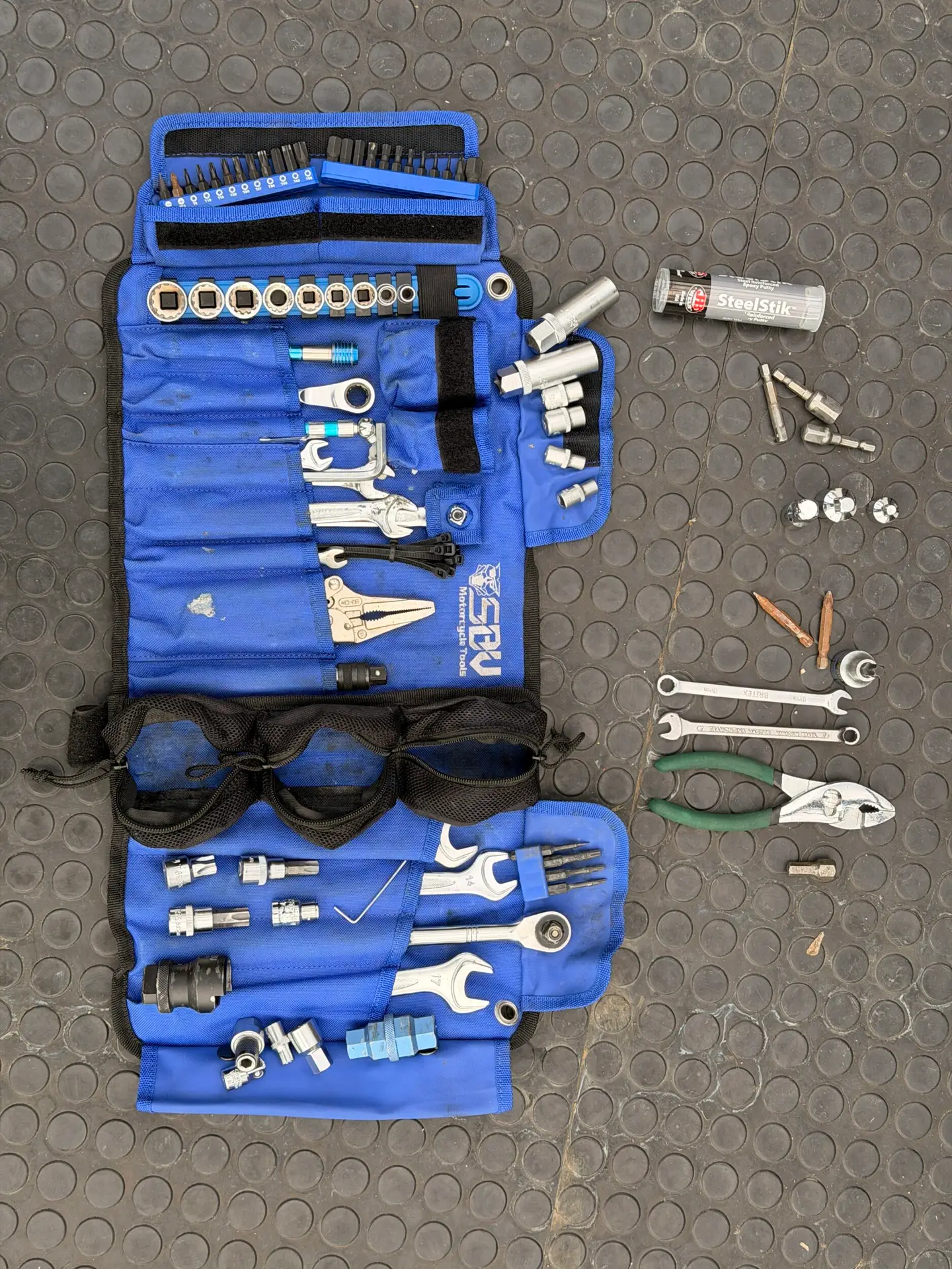 Kit SBVTools BMW aberto com as adições do Markinho — chaves combinadas, alicate, cola epóxi e adaptadores