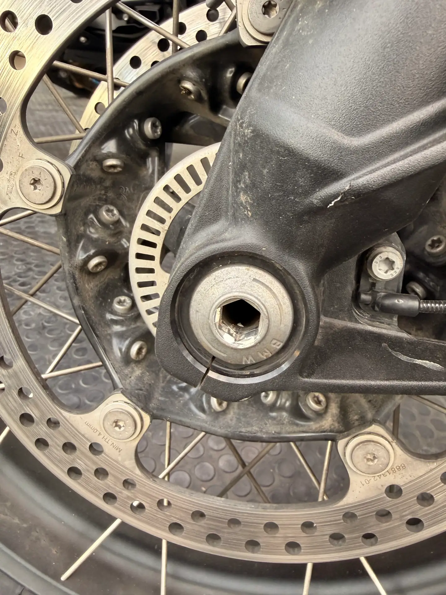 Detalhe do eixo dianteiro BMW R 1300 GS — encaixe Allen 12mm e Torx do pinching bolt