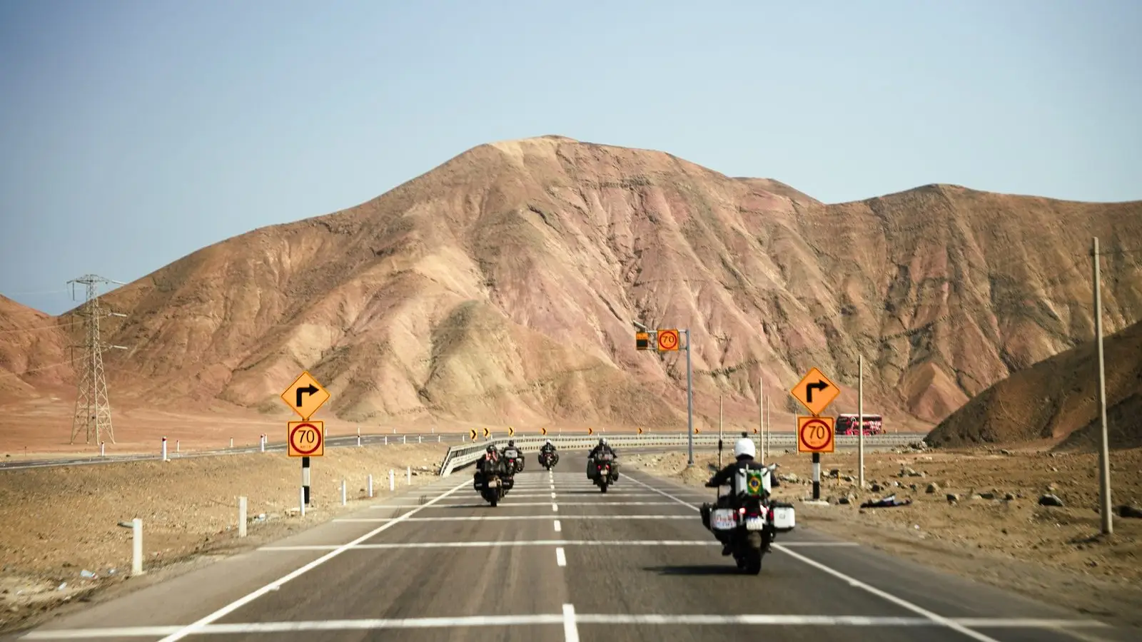 O grupo da expedição na Rodovia Pan-Americana no Peru