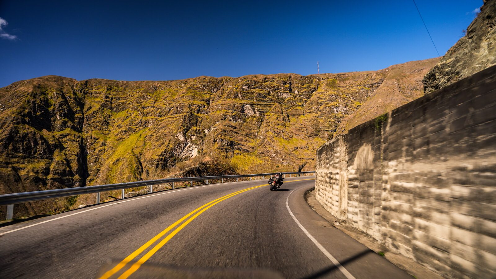 Estrada sinuosa na Cordilheira dos Andes colombiana entre Pasto e Armênia.