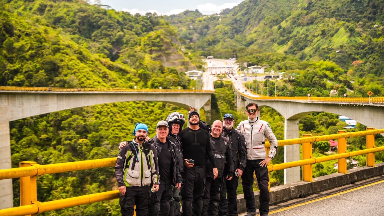 O grupo da expedição reunido em um viaduto do Cruce de la Cordillera Central, na Colômbia.