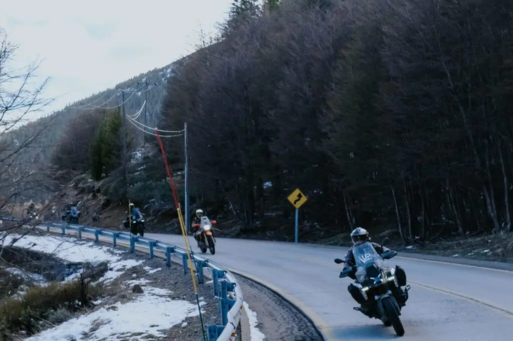 BMW GS em trecho de terra durante viagem — calibragem para o piso
