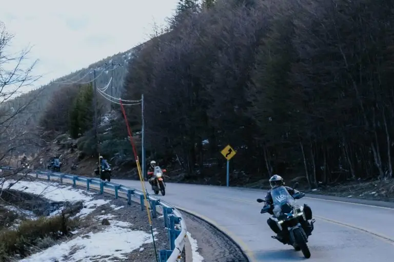 BMW GS em trecho de terra durante viagem — calibragem para o piso