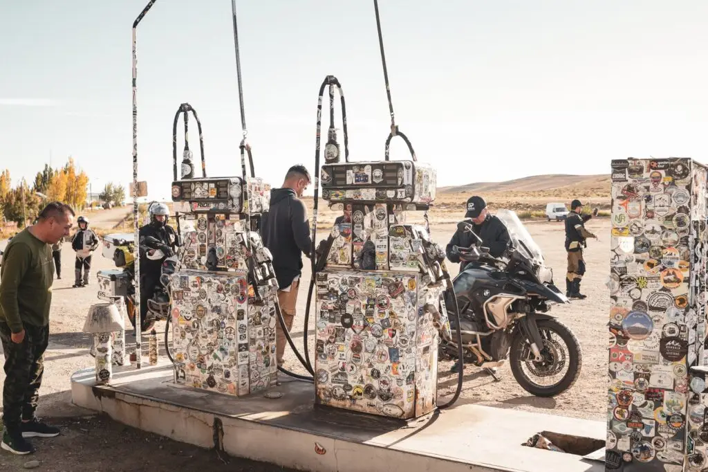 BMW R1300GS abastecendo em posto durante viagem de moto