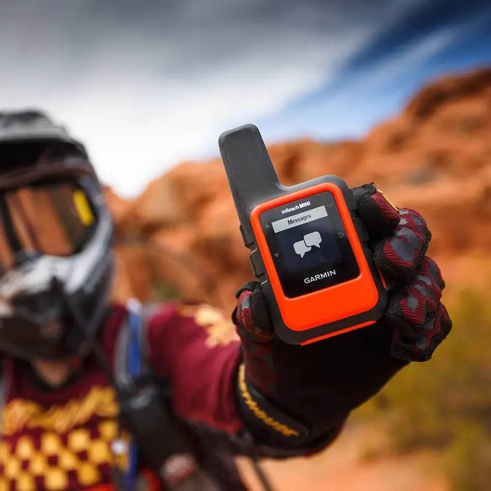 Garmin inReach Mini com a tela de mensagens, em uso numa expedicao de moto