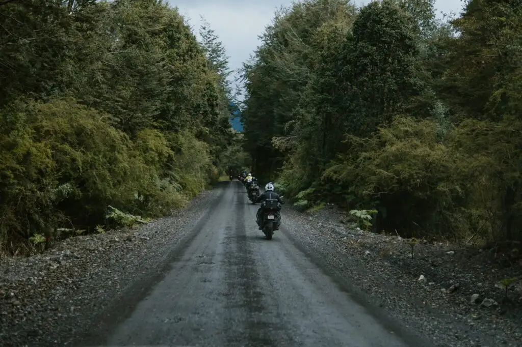 Piloto em pé na BMW GS em trecho de ripio na Carretera Austral