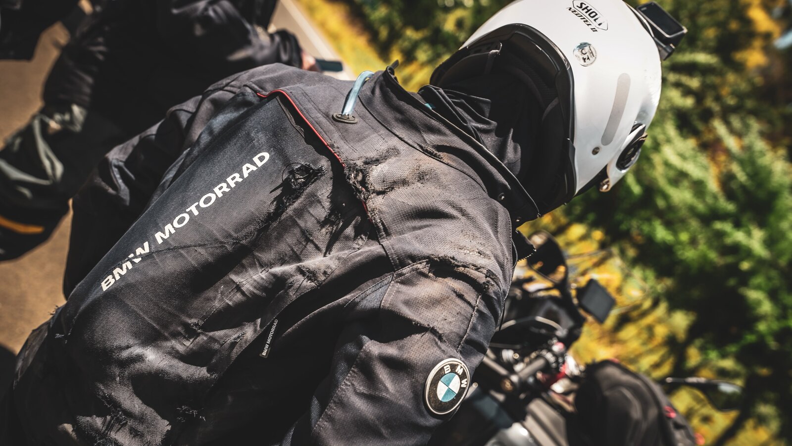 Piloto com jaqueta BMW Motorrad e capacete, na estrada do Panamá.