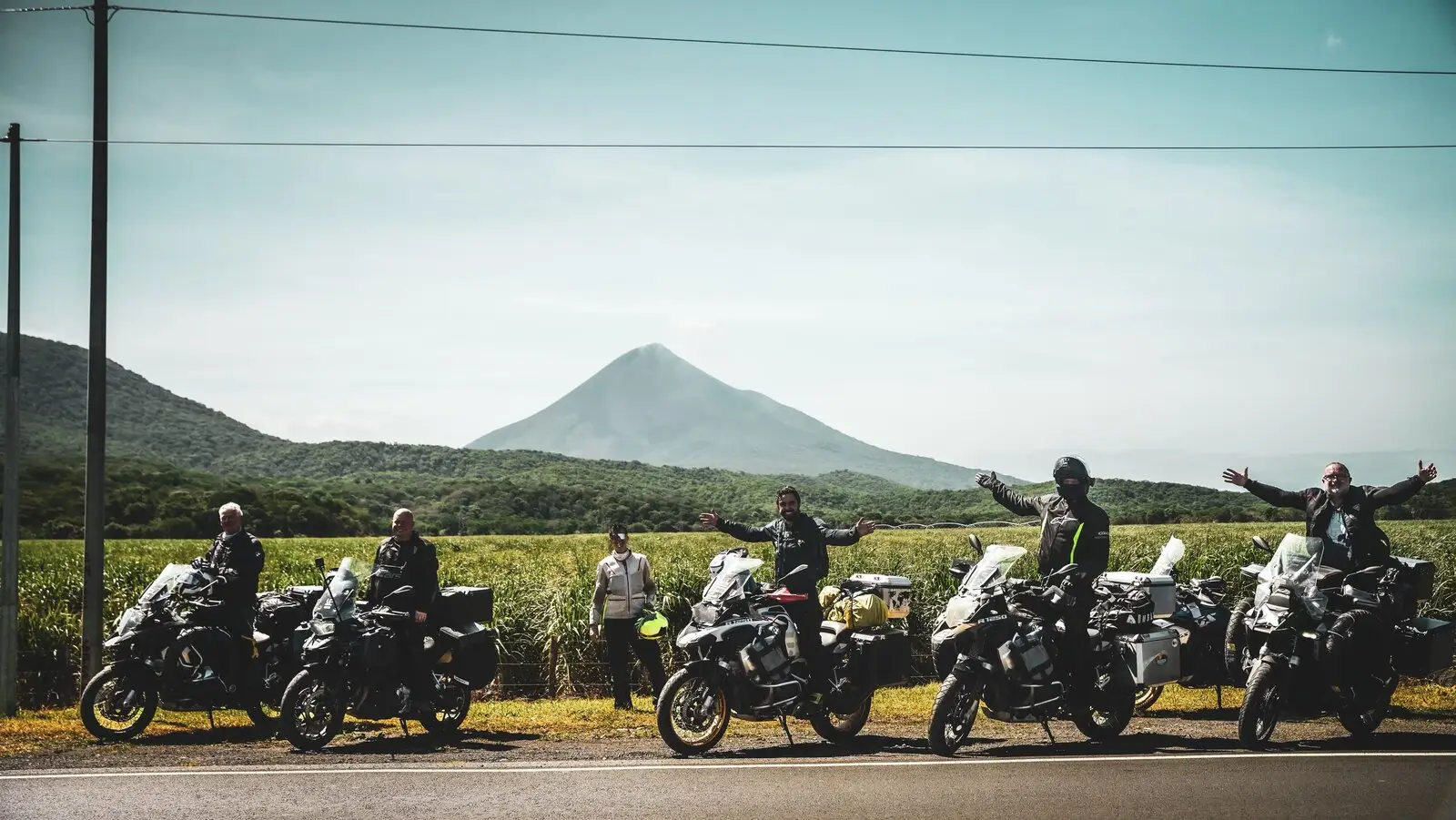 O grupo da expedição diante do vulcão Momotombo, na Nicarágua.
