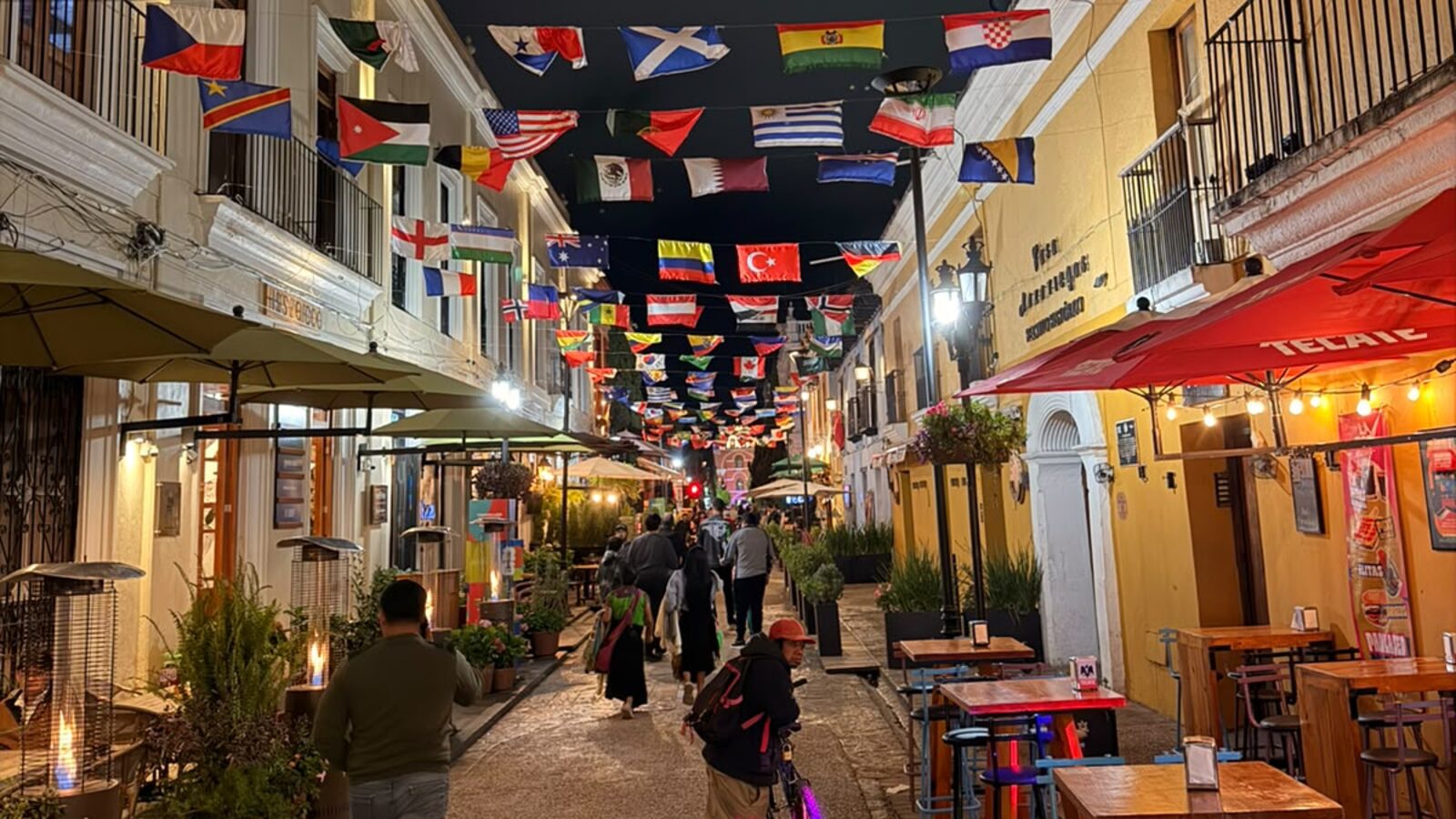 Rua do centro historico de San Cristobal de las Casas, com bandeiras e cafes