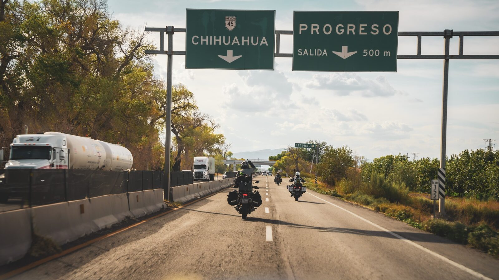 Grupo na estrada passando pela saída de Chihuahua, no norte do México