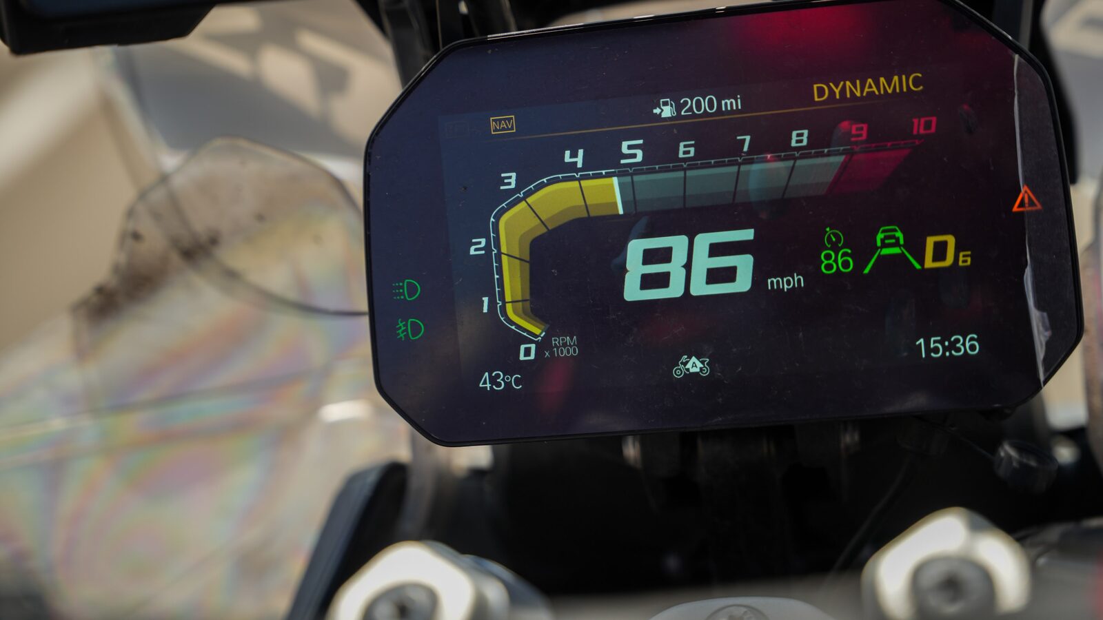 Painel da moto marcando 43 graus na estrada em Las Vegas