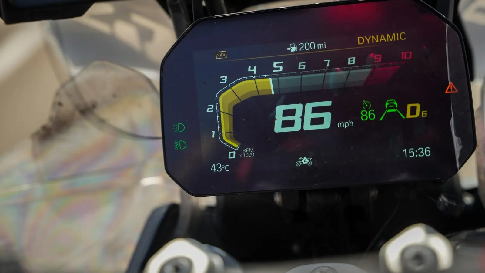 Painel da moto marcando 43 graus no deserto, dia 46