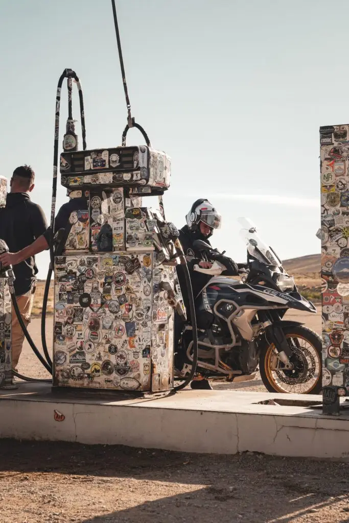 BMW R1300GS abastecendo em posto na estrada