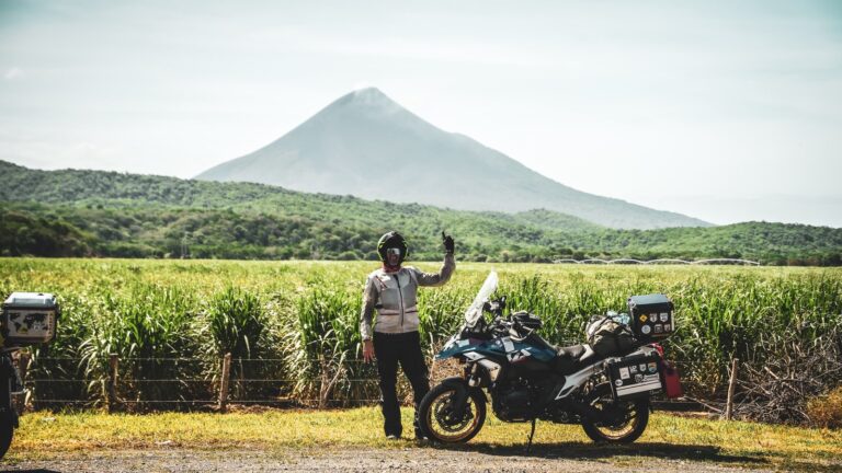 BMW GS Adventure carregada de expedição em frente a um vulcão