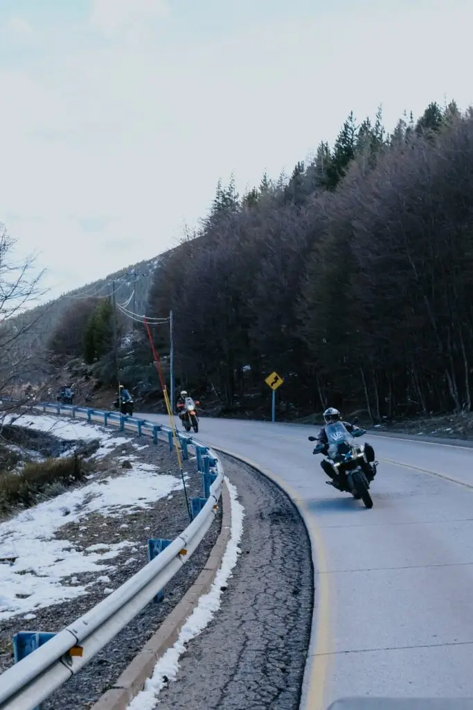 Piloto em pé na BMW GS em trecho de terra na Carretera Austral