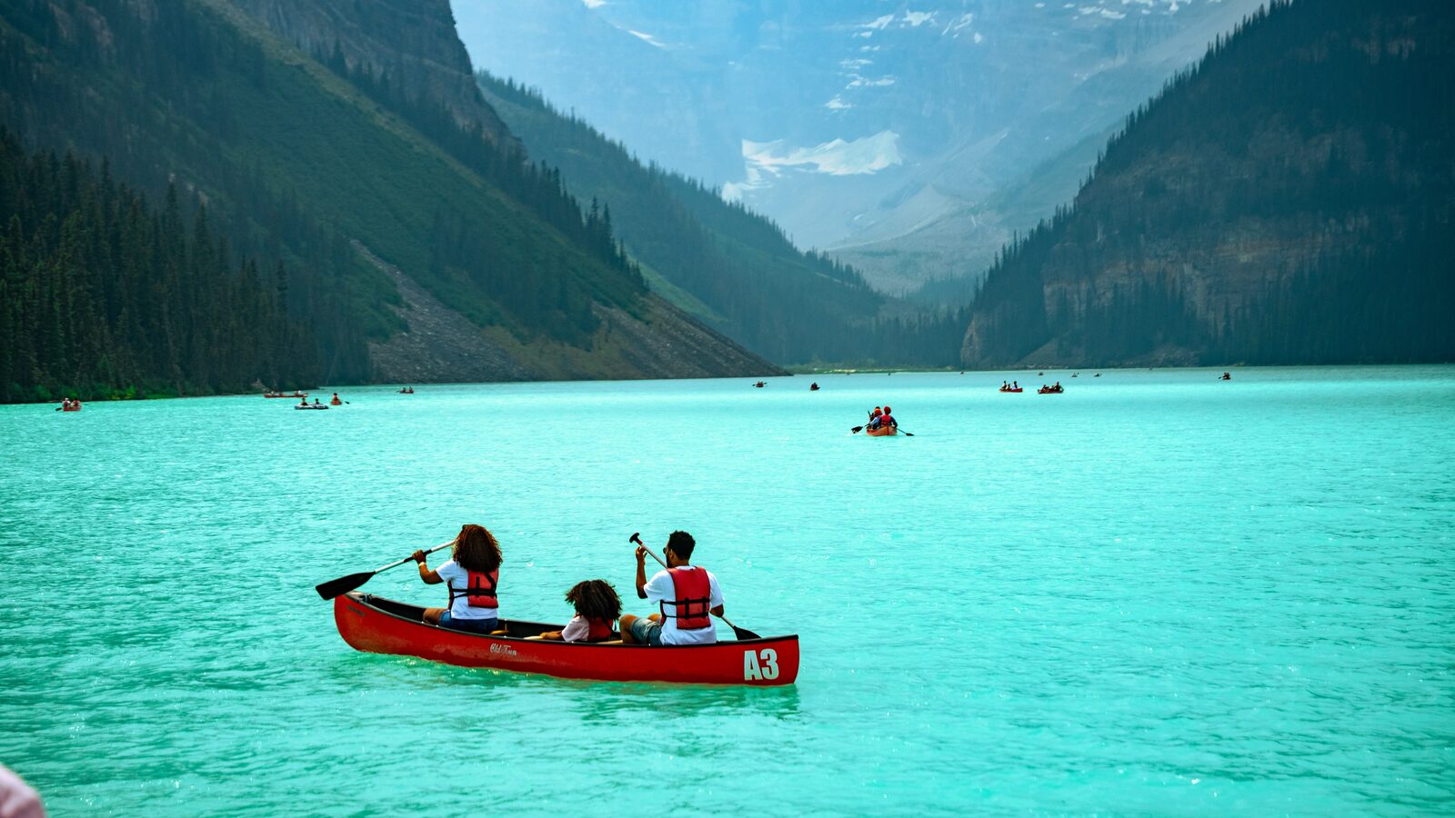 Lake Louise, lago turquesa cercado de montanhas nas Rockies canadenses