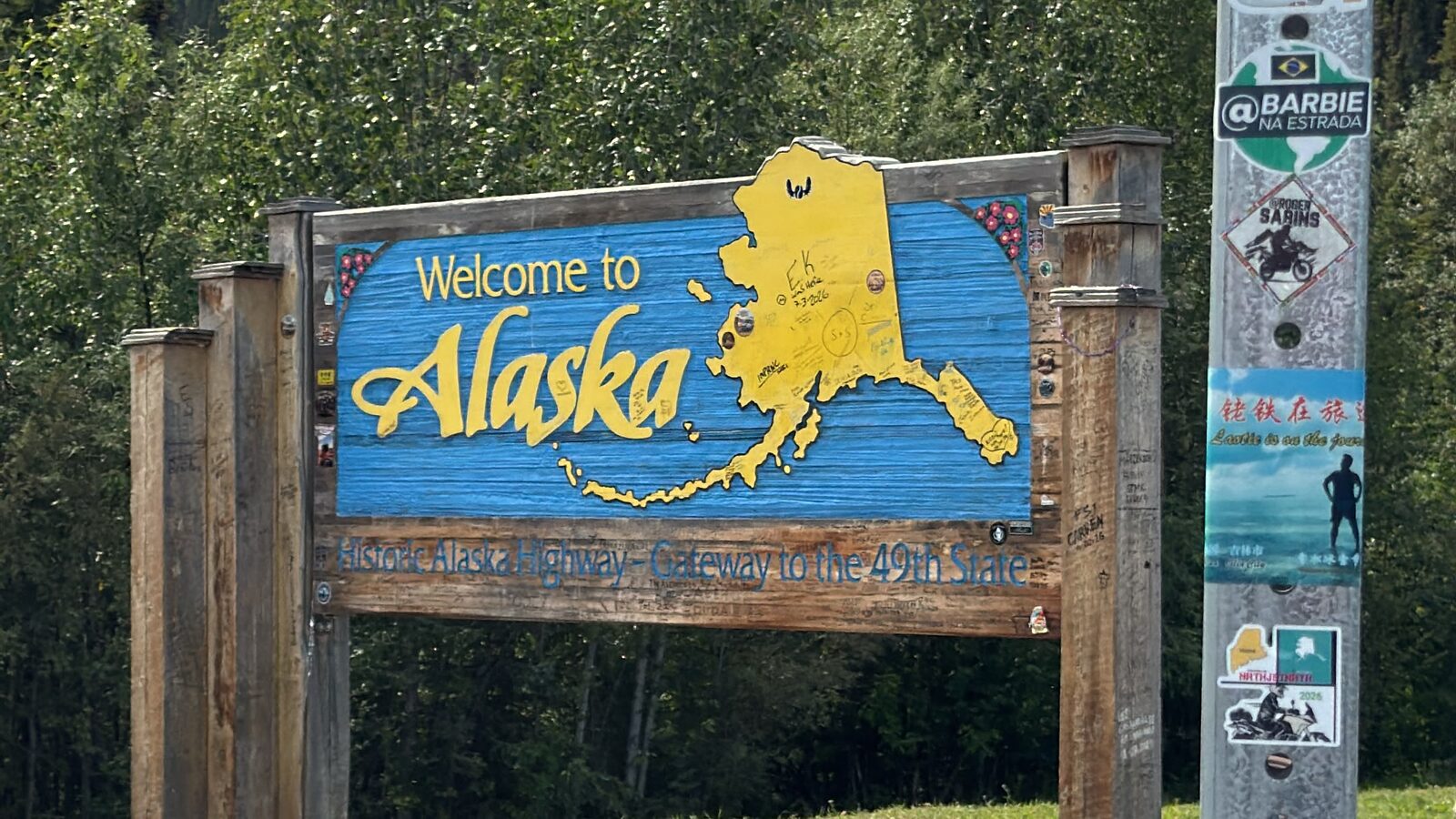 Placa Welcome to Alaska na fronteira, na Historic Alaska Highway
