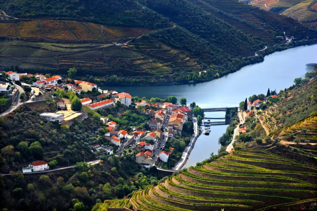 Pinhão e os socalcos do Douro · Portugal Definitivo 2027