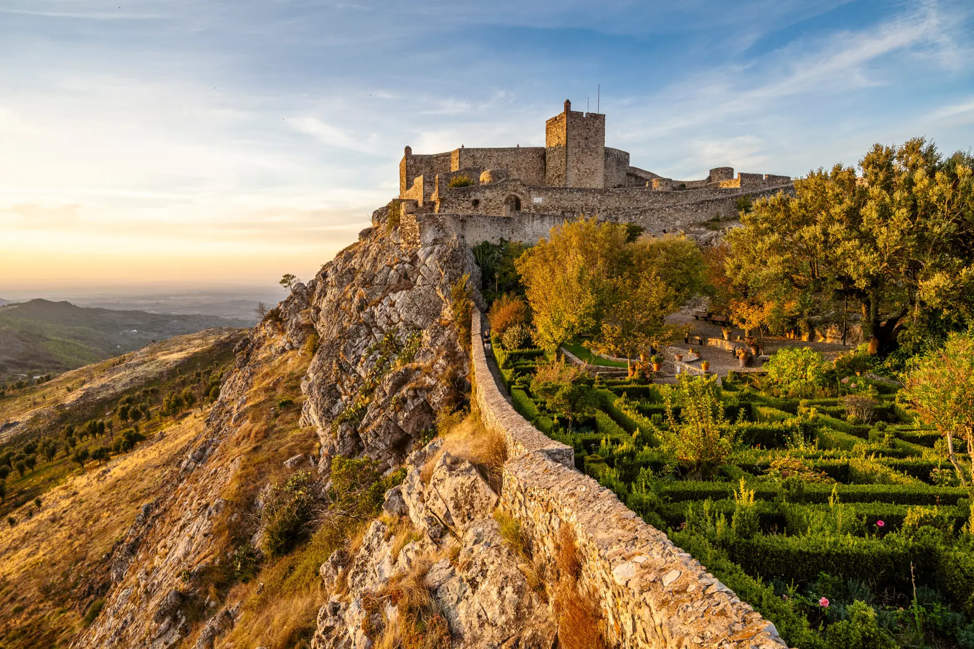 O castelo de Marvao no alto do penhasco, ao fim da tarde