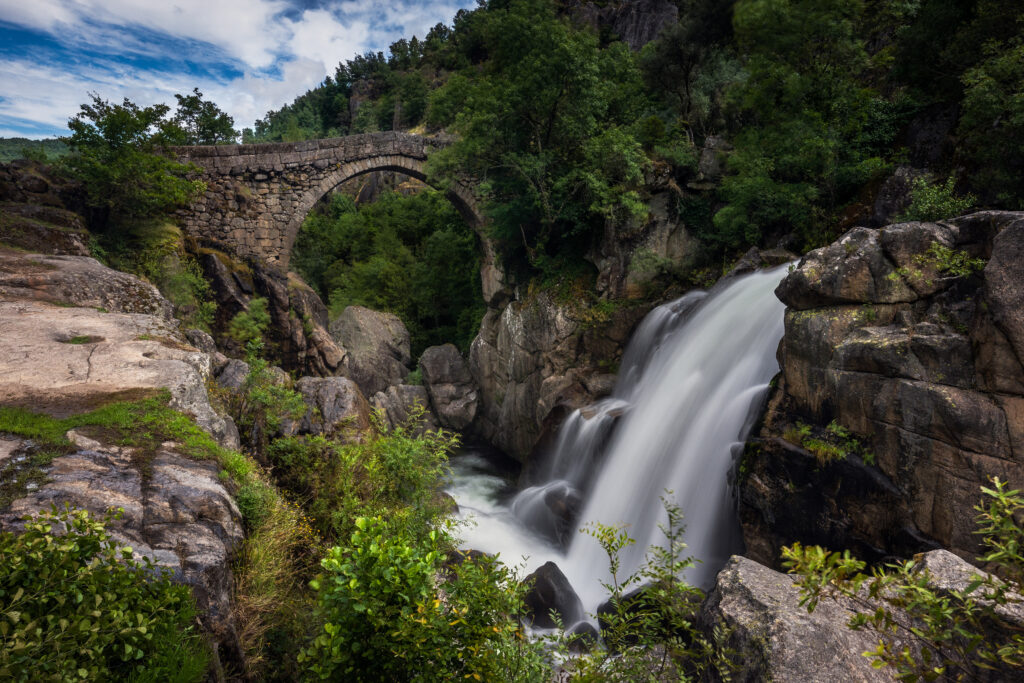 Ponte de pedra no Peneda-Gerês · Portugal Definitivo 2027