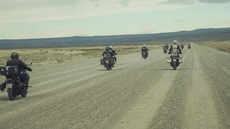 Grupo da UpSerra pilotando BMW GS no ripio da Ruta 40, na estepe patagônica, com a estrada de cascalho aberta até o horizonte