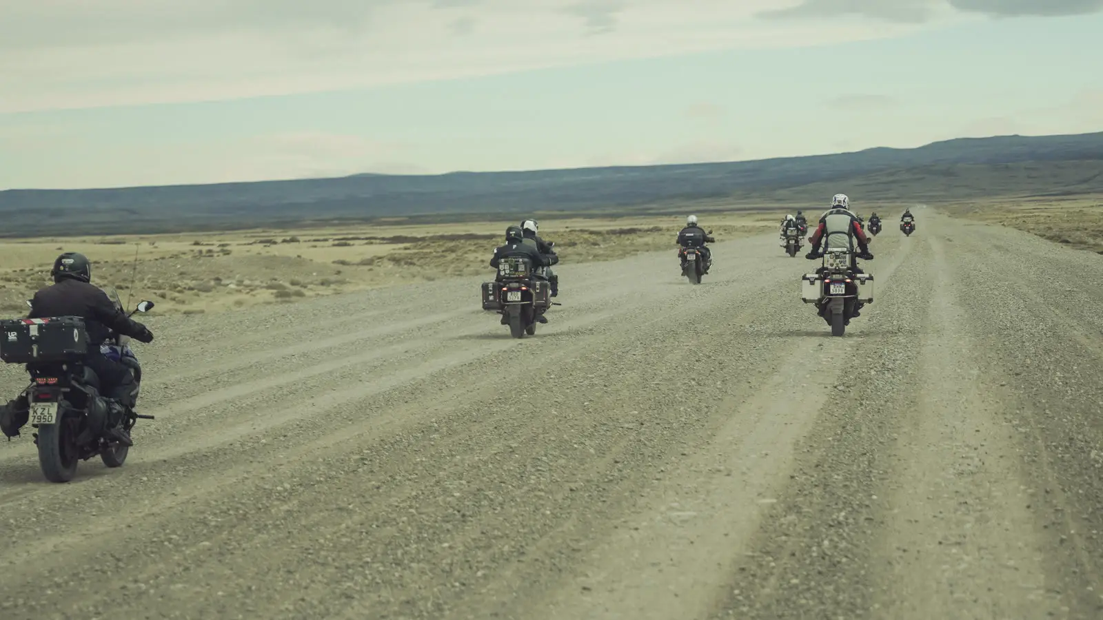 Grupo da UpSerra pilotando BMW GS no ripio da Ruta 40, na estepe patagônica, com a estrada de cascalho aberta até o horizonte